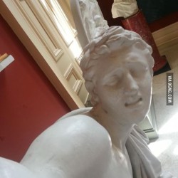 9gag:  Statue selfie. #9gag