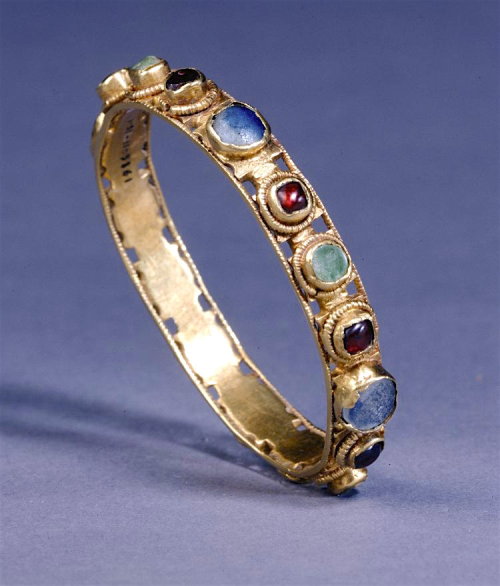 via-appia:Gold bracelet set with emeralds, garnets, amethysts and glassRoman, 3rd century