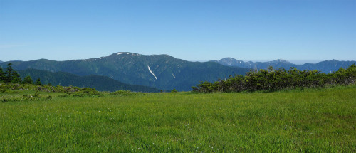 平ヶ岳　右へ中ノ岳・越後駒ケ岳・荒沢岳　燧ヶ岳・熊沢田代よりHigh mountains along the deep gorge of the Tadami-gawa River, central 