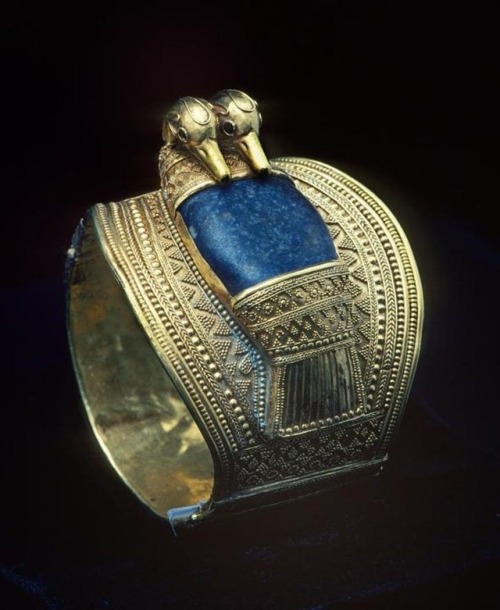 historyarchaeologyartefacts:Golden Bracelet from the tomb of Ramesses II decorated with granulation 