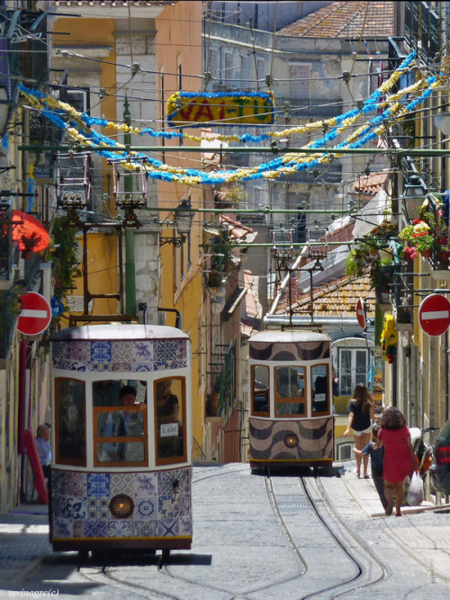 Elevador da Bica, Lisbon, Portugal (by mvinagre).