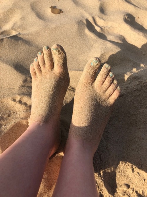 just took a BUNCH of beach pics, message me on kik @ taybbiz if you wanna see some more !! (commissi
