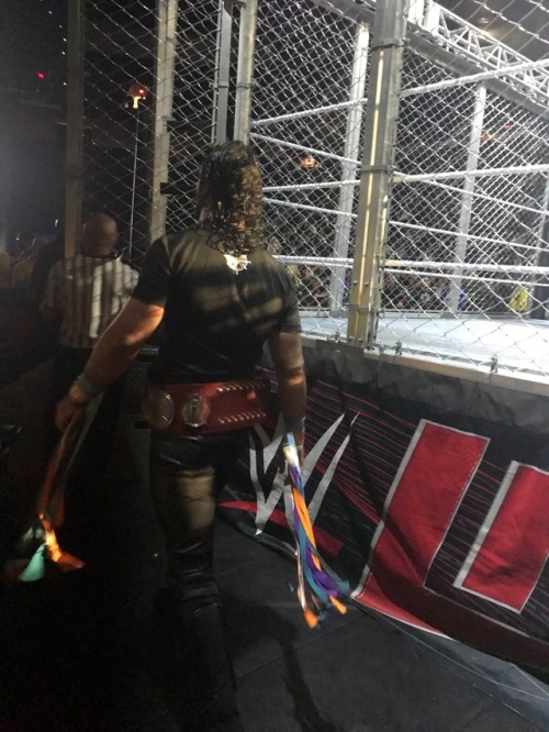 srcurbstompedmyheart: lilyartwrestling:  deanandseths:  twistedrollins: Seth stays swipin’ peoples stuff 😂   My question is…how did he get Alexa’s glove? x’DDDDD 