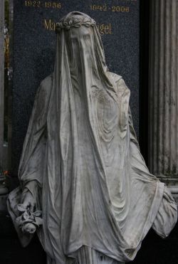 sixpenceee:    The “White Lady” at Zentralfriedhof,
