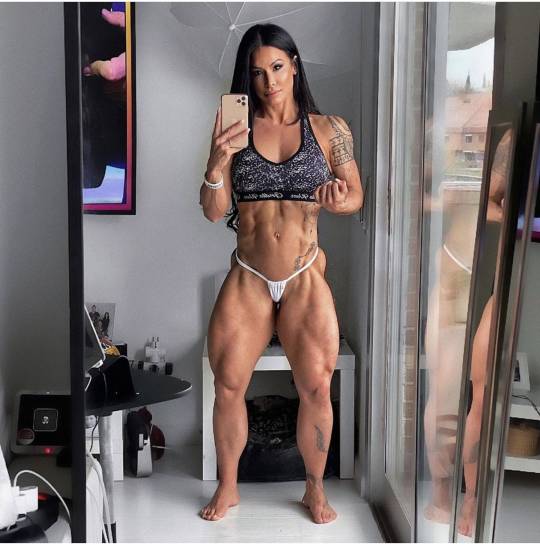 bodyisaweapon:fitnsexywomen:Patricia 