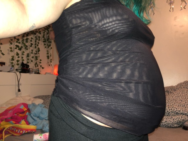 bell-ybb:I went to Burger King and then had some mentos while I finished my second soda. These leggings do a great job of hiding my big bloated belly