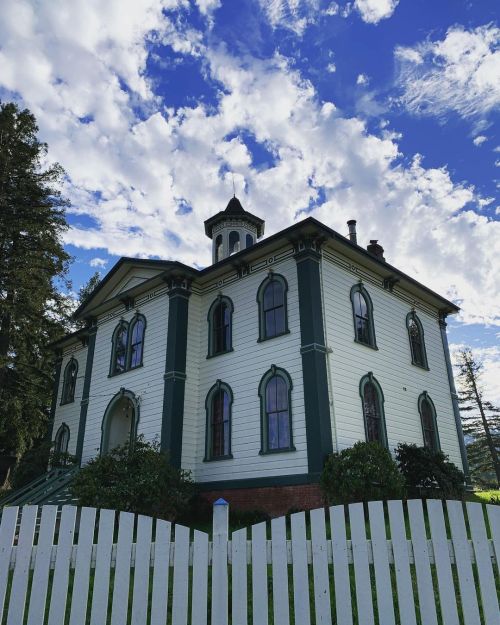 School building in the movie The Birds by Alfred Hitchcock. Very pretty. What a nice day today  https://www.instagram.com/p/CY0GNEVr8INRVpqX8Cltn3rSwNgsdJZJYU_-Y40/?utm_medium=tumblr