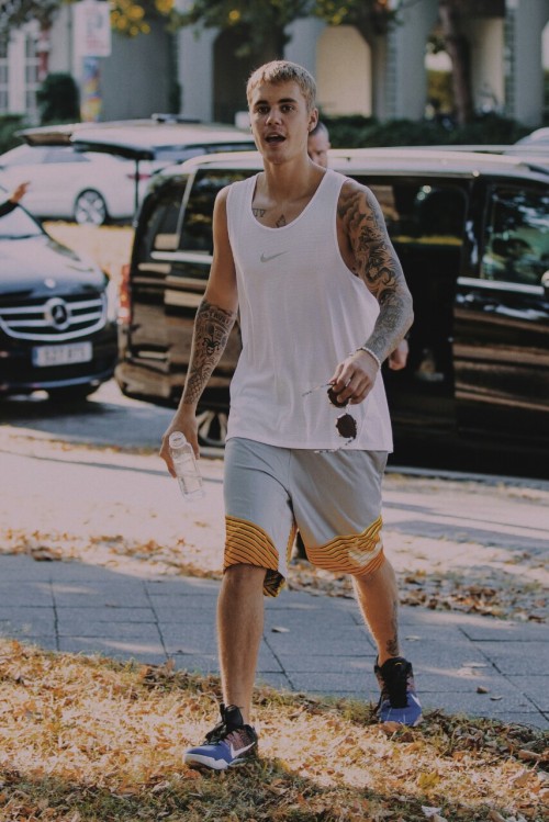jbieberphotos:Follow me on Twitter @biebervibrationThose legsss and shoes