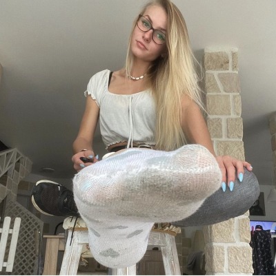 socksandfeet:It is unwise to not share pictures of Emmy. Make sure you check out