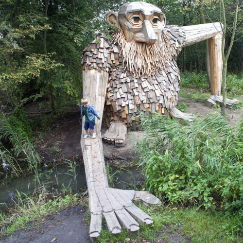 oni-with-an-iron-club: thedesigndome: Giant Sculptures Made From Recycled Materials Placed Inside Th