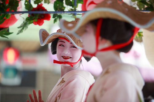 Maiko during Hanagasa junko (straw hat parade), Gion matsuri 2015, by Prado(I love how Prado always 