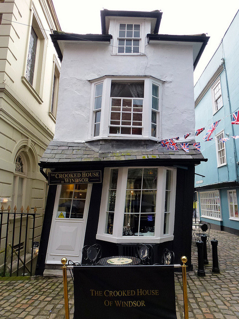 sixpenceee:The Crooked House of Windsor in England is a building constructed in