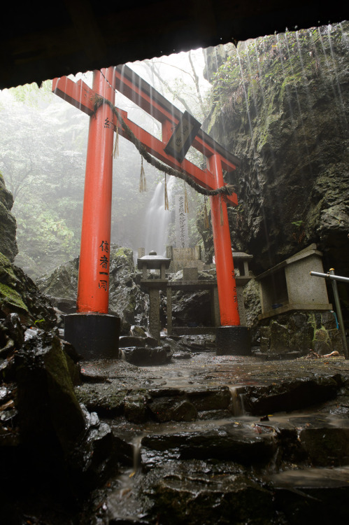 fromthefloatingworld: A Drenched Visit to the Kuuya-Taki Waterfall in Western Kyoto