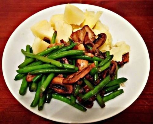 DINNER : Boiled potatoes with green beans and mushrooms  - - - #vegan #veganlife #vegetarian #veganf