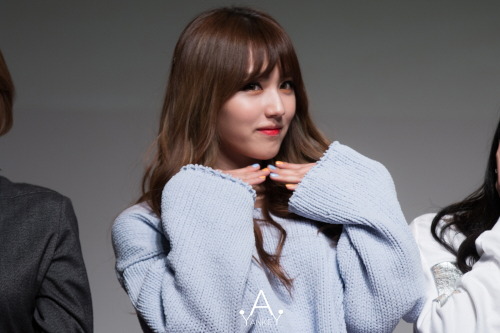 7raniagirls:[FANTAKEN] 151125 RaNiA (T-ae) @ Incheon Fansign / source: yankeyI like her whole look; 