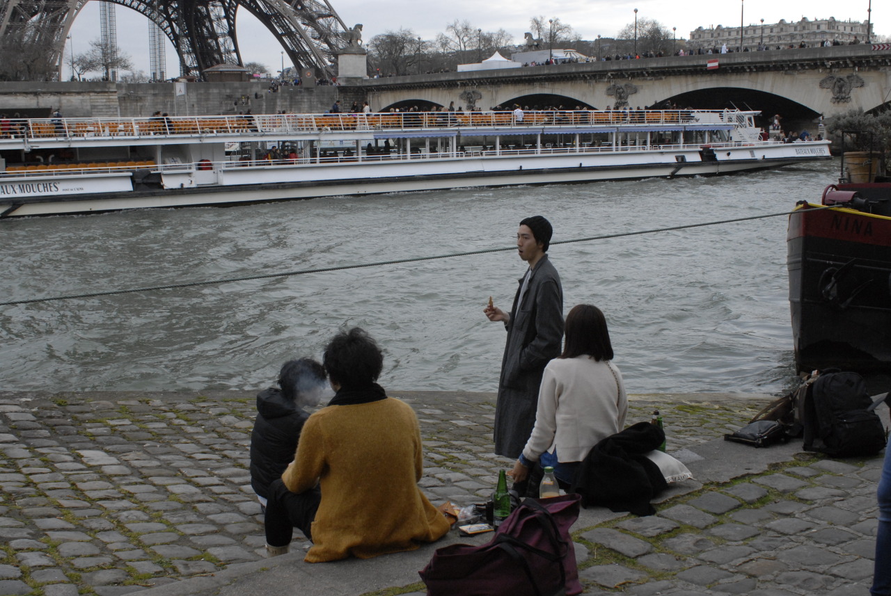 zuzawysocka:
“I saw these people in Paris,next to the Eiffel tower just sitting there smoking and drinking vine and they looked so cool - i just had to take a photo of them
”