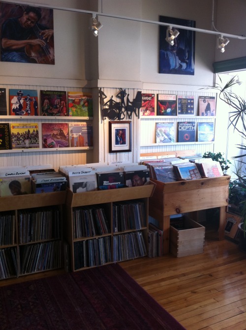 djeeel:  Check out this record spot in Derry NH called Fidelis. It’s more of a store for high end turntables and sound systems but they have a small selection (that’s about it in the first picture). The nice thing is that because they are so into