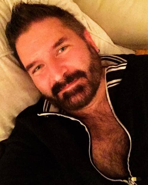 wtal72:#bear #beard #bärchen #hairy #hairybear #hairychest #flovvy #thinkingofMLB #imokay  (hier: Wupertal Elberfeld)