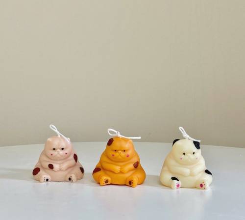 littlealienproducts:    Painted cat candles by  cozylanduk  