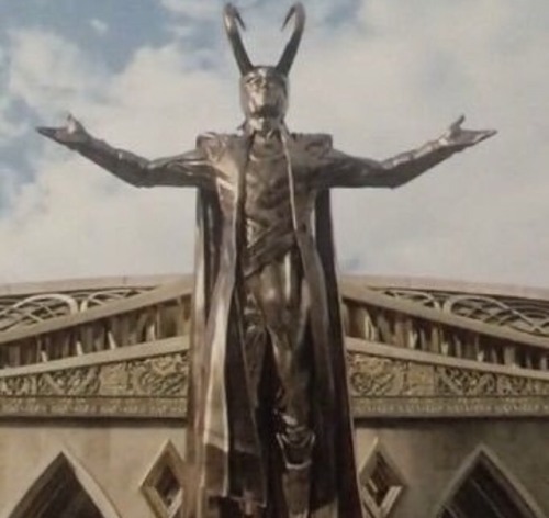 theyre-the-avengers:You know Loki made SURE that statue of him would have a bulge when it was being built 
