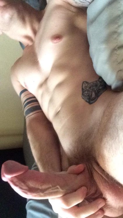 lycanink:  colungafrank:  Ethan Stark       Sexy fucker 