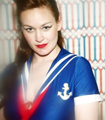 hartosexualambersexual:  Is it possible for any straight person in this fandom to alwaysbe straight??         No. No it’s not. 