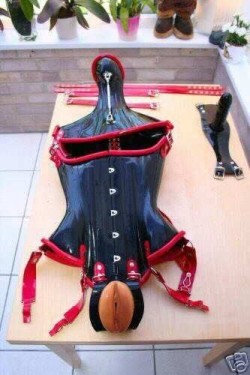 rubberdolltwins:  missdollylatex:Want to pull up?  So hot we both want.