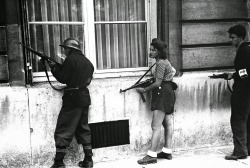 photos-de-france:  Simone Segouin, résistante de 18 ans sous le nom de guerre de Nicole Minet. Elle vient de Chartres pour aider à libérer la capitale. Paris, le 19 Août, 1944. 