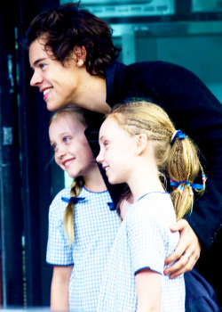 moodkiller: Harry pose with some small fans at Rushcutters Bay in Sydney, Australia              