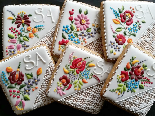 itscolossal:  WATCH: Mesmerizing Embroidery-Inspired Cookie Decorating by Mezesmanna (video) 