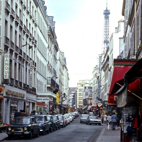 Scène de rue, (rue St. Dominique?) 7ème arrondissement, Paris, 1972.As I am quite familiar with the 