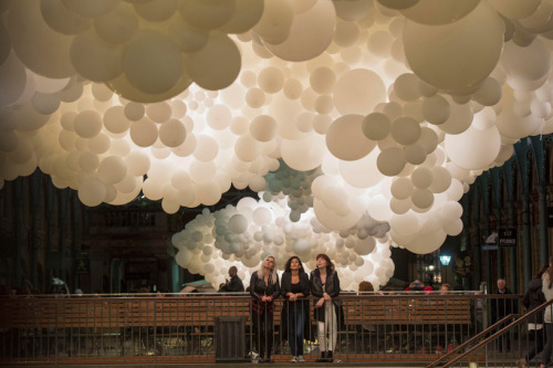 enochliew:Hearbeat by Charles PétillonMade from 100,000 balloons with gently pulsating light 