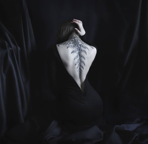 beautifulbizarremagazine:WOW this spine tattoo and the curves of the body against the darkness, in t