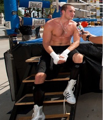 bluesocksmell:  Mike Lee Boxer behind the scenes 