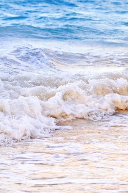 0ce4n-g0d:  Waves breaking on tropical shore | Elena