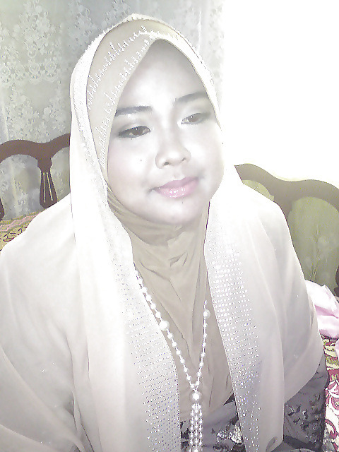 Chubby Tudung Malay girl tunjuk tetek.. special adult photos