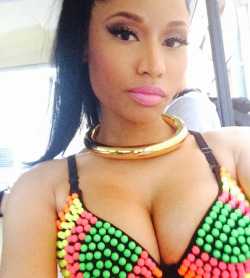 yanksquirt:  Nicki Minaj selfies with cleavage 