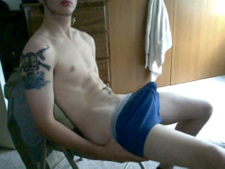 adirtyzdog:  alotpale:  male-affection:  more here!     △ More pale here ▲      let’s see it..