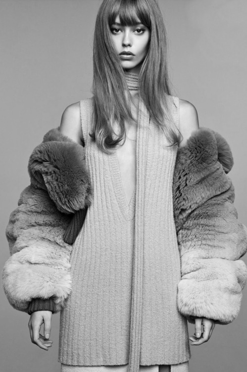 amy-ambrosio:  Ondra Hardin by Nathaniel Goldberg for Vogue China, November 2014. 