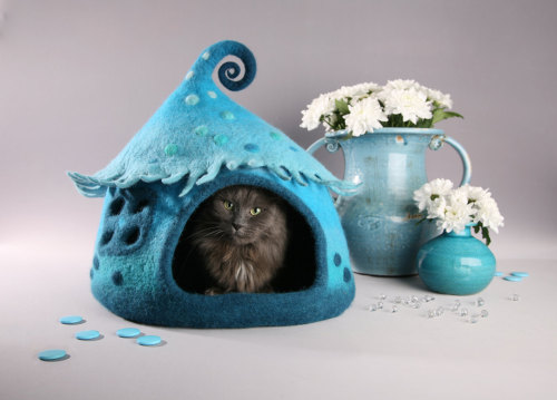 kickair8p: sentimental-apathy: just-l-o-v-e-l-y-darling: sosuperawesome: Felt Cat Caves by FeltField