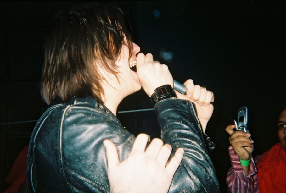 juliancasababecass:  missmyrtle:  Early Strokes Jules in the crowd  The tummyThe