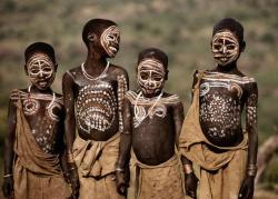 Divineblu:  Surma Children With Body Paint By Carol Beckwith And Angela Fisher Source: