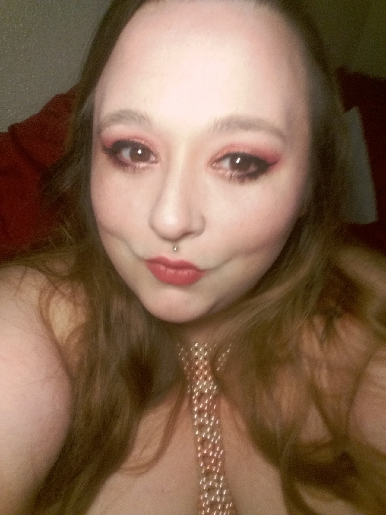 leahloolabelle:  Just some nudes selfies in a vintage pearl tie.  Sooner see you