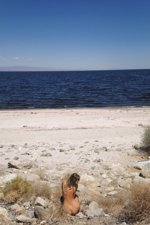 naturistelyon:  Elle / She “Me, Salton Sea”