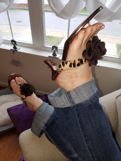 hotwife-feet-toes-soles:Ohhh My!!!! Daddy Likes.  Love her natural Toe Spread and that sexy French P