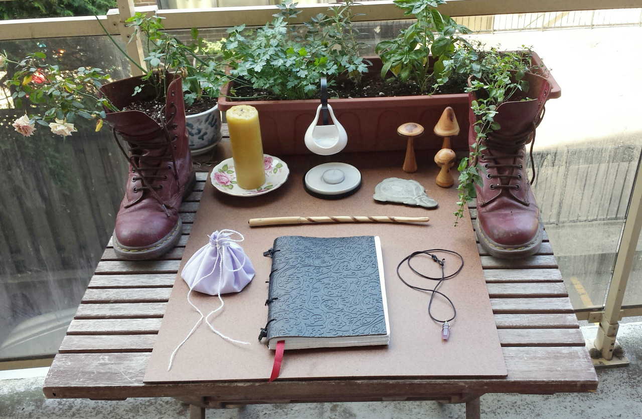 acollectionofspells:  crimegrampa:  my garden altar all set up 🍃🌱🍃  omg