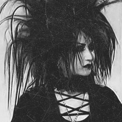 gothiccharmschool:  No, really. I’d like to look like Mana. That hair!  Mana (Moi dix Mois) - hotwave interview 2003.05.08  