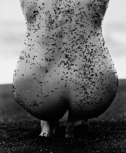 Houkgallery:  Herb Ritts (American 1952-2002)Female Nude With Black Sand, Hawaii,