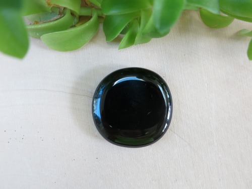 dakinidarce:  katiesbasement:  This is Black Obsidian. When volcanic lava comes in contact with wate