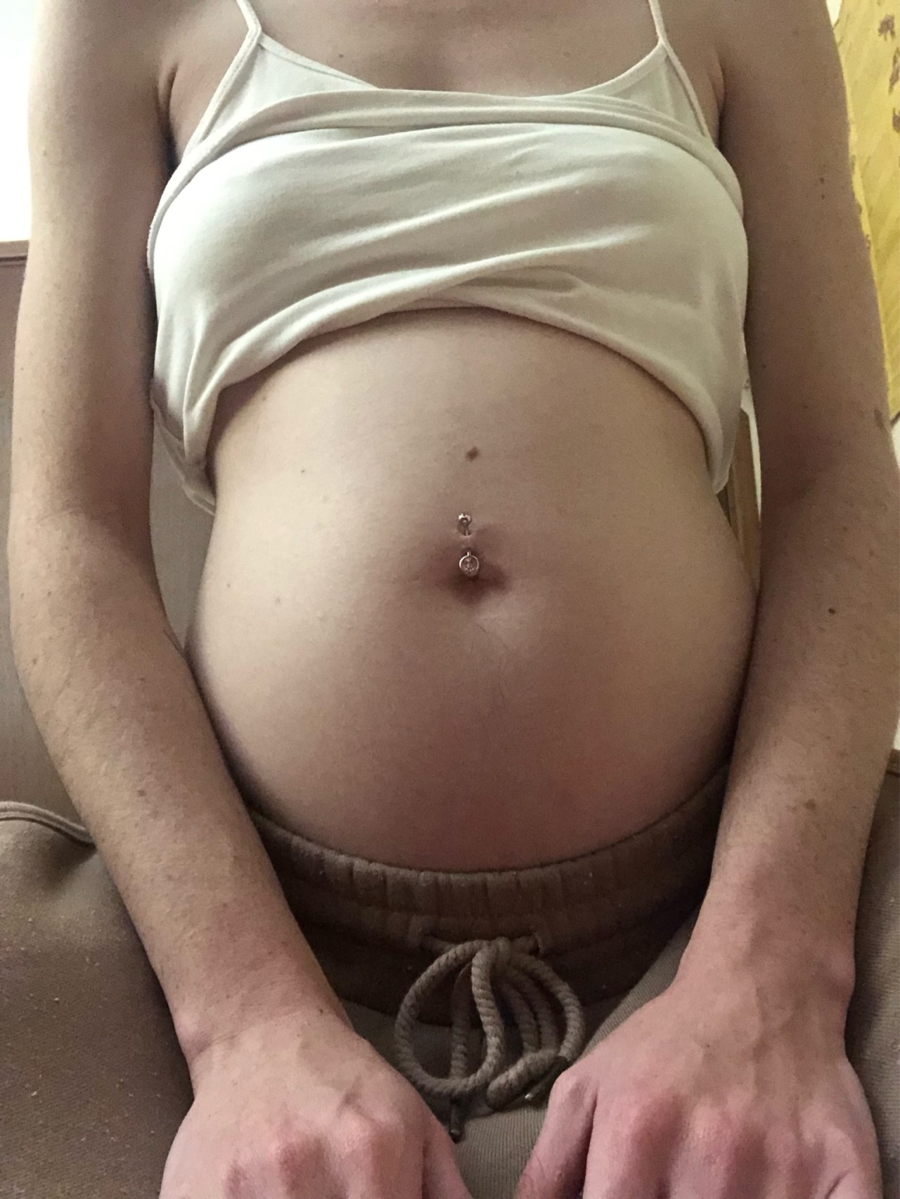 bloatedbelly424:Yay 🤤🤤 stuffed and tight 🥵 